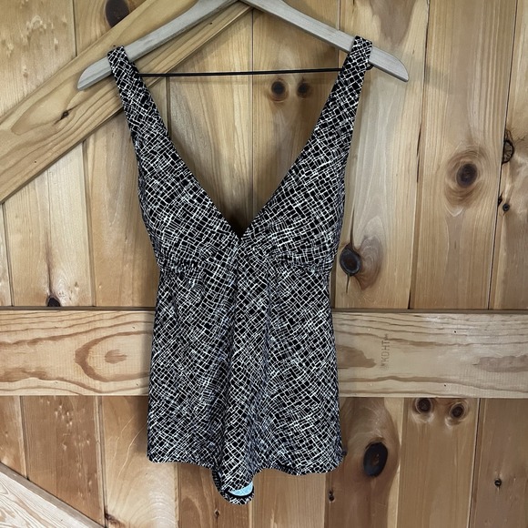 Jaclyn Smith Other - Jaclyn Smith Women's Black And White Size 12 Tankini Swim Top Padded Bra Area